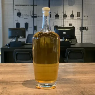 Botella de Vidrio Barrica Alta 750 cm3 con Tapón x Unidad Botella de Vidrio Barrica Alta 750 cm3 con Tapón Unidad