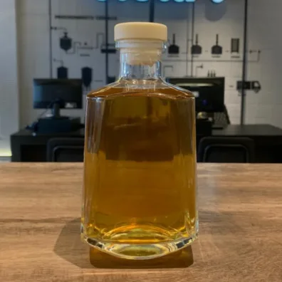 Botella de Vidrio Scotch 750 cm3 con Tapón x Unidad Botella de Vidrio Scotch 750 cm3 con Tapón Unidad