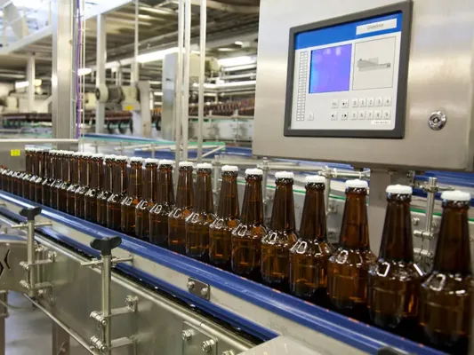 Línea de embotellado automática: por qué la botella puede mejorar o frenar tu productividad