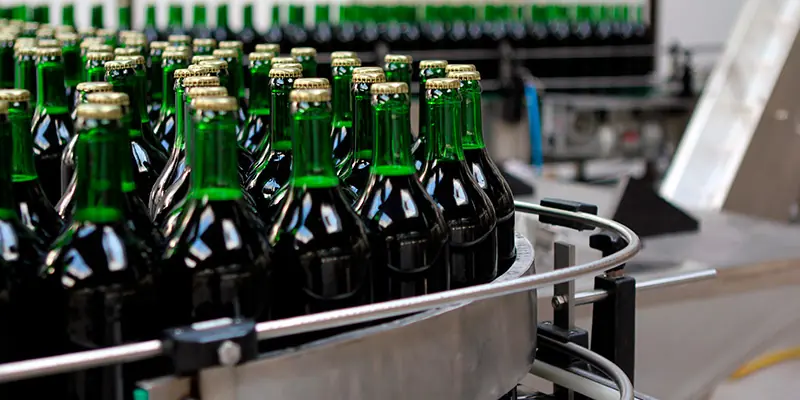 Línea de embotellado automática: por qué la botella puede mejorar o frenar tu productividad Qué debe revisar un Director de Operaciones antes de aprobar una botella